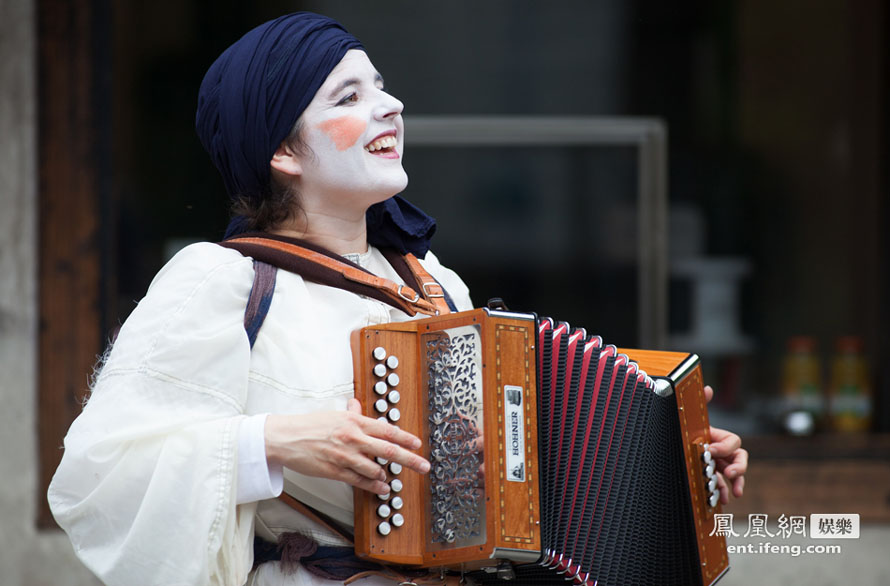 Festival d'art dramatique de Wuzhen : les artistes célèbrent le carnaval de théâtre (3)