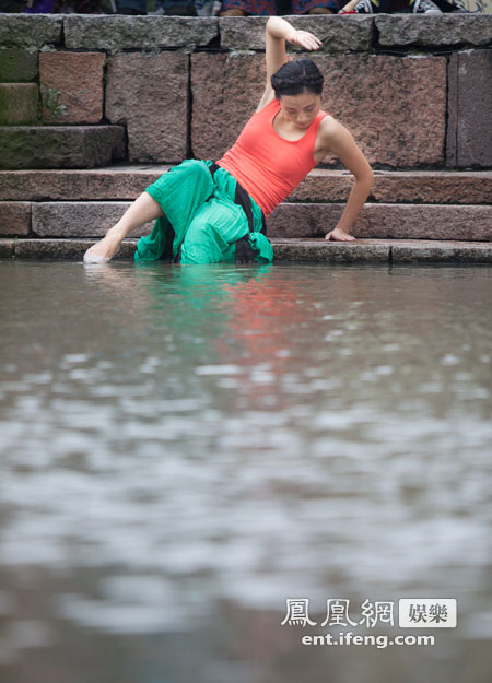 Le 18 mai, lors du carnaval de théâtre organisé dans le cadre du Festival d'art dramatique de Wuzhen, une artiste danse au bord de l'eau.