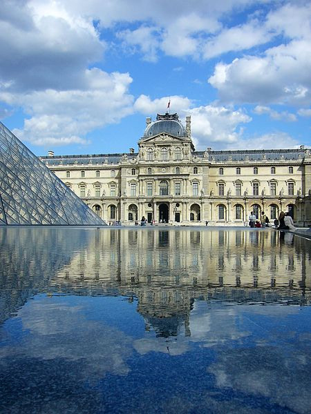 Le palais du Louvre, Paris, FranceLe palais du Louvre est à la fois l'un des musées les plus anciens, les plus grands et les plus connus au monde. Sa visite est gratuite le premier dimanche de chaque mois.