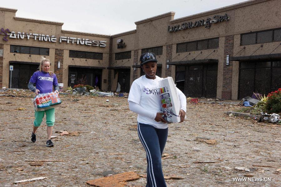 Le 21 mai 2013 à Moore dans l'Oklahoma aux Etats-Unis, des habitants ont commencé à déblayer un gymnase dévasté la veille par une puissante tornade. (Xinhua/Song Qiong)