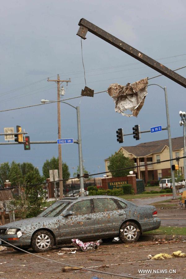 Le spectacle d'une voiture détruite à Moore dans l'Oklahoma le 21 mai 2013, soit le lendemain du passage d'une puissante tornade. (Xinhua/Song Qiong)