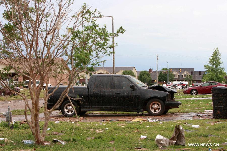 Le spectacle d'une voiture détruite à Moore dans l'Oklahoma le 21 mai 2013, soit le lendemain du passage d'une puissante tornade. (Xinhua/Song Qiong)