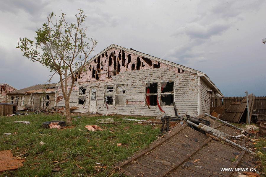 Scène d'une maison détruiteà Moore dans l'Oklahoma aux Etats-Unis le 21 mai 2013, soit le lendemain du passage d'une tornade mortelle dans la région. (Xinhua/Song Qiong)
