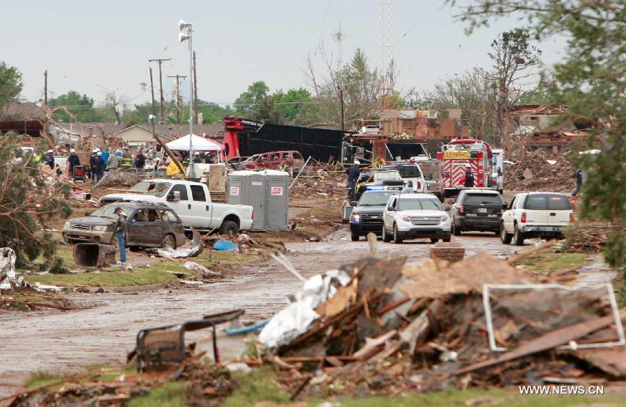 Des secouristes et habitants déblaient les débris à Moore, dans l'Oklahoma le 21 mai 2013, le lendemain du passage d'une puissante tornade. (Xinhua/Song Qiong)