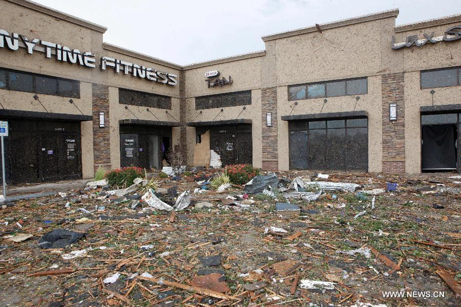 Le 21 mai 2013, le lendemain du passage d'une tornade mortelle à Moore dans l'Oklahoma aux Etat-Unis, c'est l'apocalypse dans la région. (Xinhua/Song Qiong)