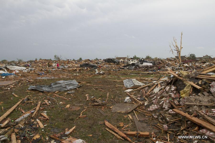Cette photo prise le 20 mai 2013, montre une vue apocalyptique de la ville de Moore dans l'Oklahoma, qui a été ravagée ce lundi par une puissante tornade. (Xinhua/Song Qiong)
