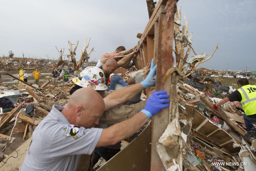 Le 20 mai 2013 à Moore dans l'Oklahoma aux Etats-Unis, après le passage d'une tornade, les secouristes sont occupés à rechercher les survivants dans les décombres. (Xinhua/Marcus DiPaola)