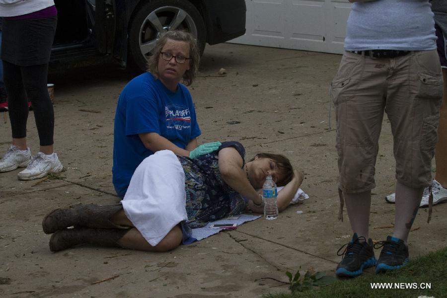 Le 20 mai 2013 à Moore en Oklahoma, après le passage d'une tornade mortelle dans la région, une habitante s'occupe d'une femme blessée. (Xinhua/Marcus DiPaola)