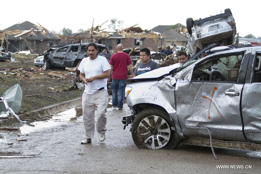Le 20 mai 2013 à Moore, la ville américaine dans l'Oklahoma, les habitants cherchent les objets encore utilisables dans les décombres laissés par la passage d'une puissante tornade. (Xinhua/Marcus DiPaola)