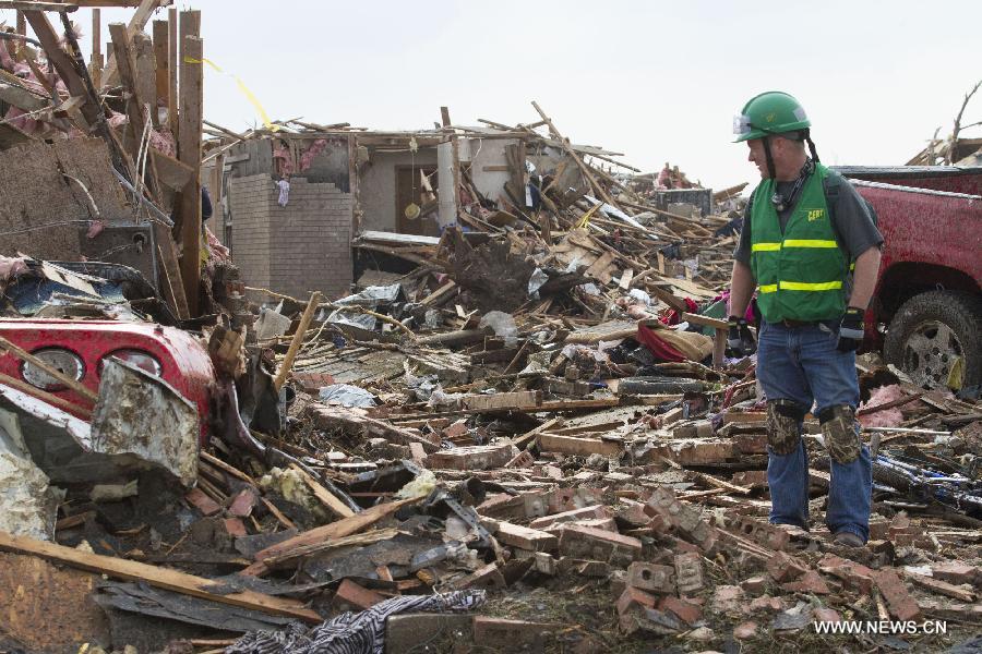 Le 20 mai 2013 à Moore dans l'Oklahoma aux Etats-Uns, un secouriste recherche des survivants après le passage d'une puissante tornade. (Xinhua/Marcus DiPaola)