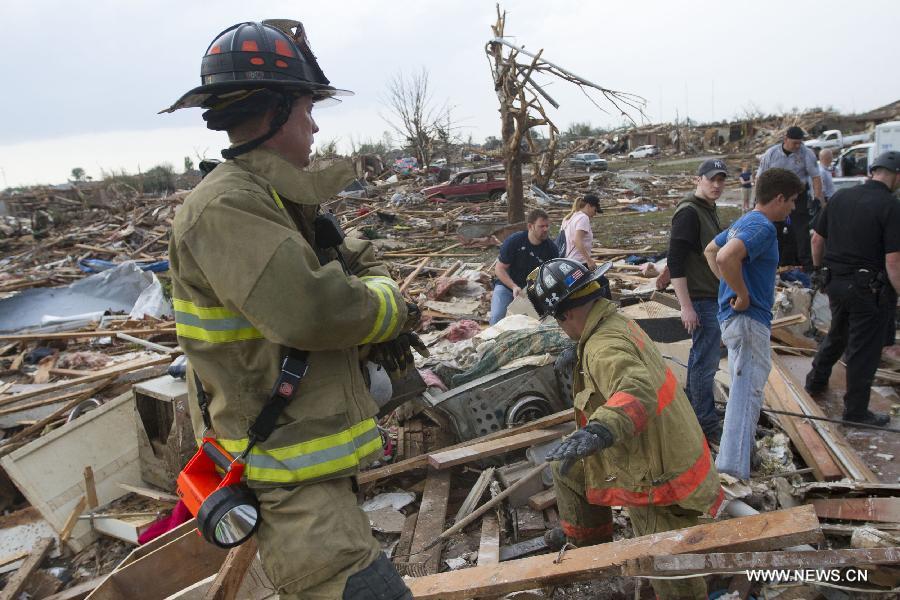Le 20 mai 2013, des secouristes en pleine opération pour rechercher les survivants, après le passage d'une tornade mortelle à Moore en Oklahoma. (Xinhua/Marcus DiPaola)