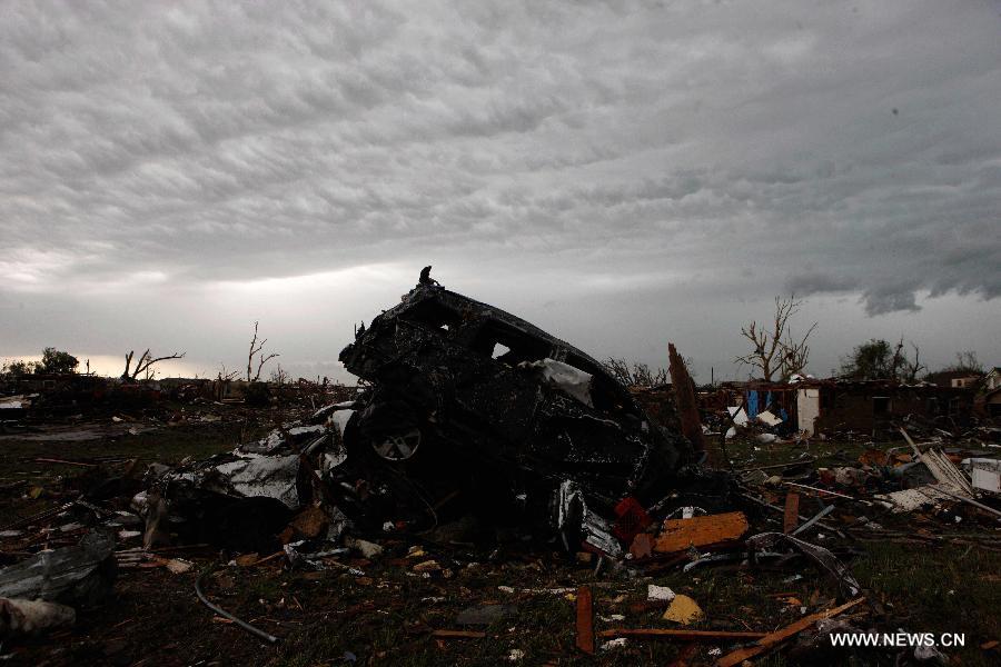 Cliché pris le 21 mai 2013, montrant une vue apocalyptique de la ville de Moore dans l'Oklahoma, qui a été ravagée la veille par une puissante tornade. (Xinhua/Song Qiong)