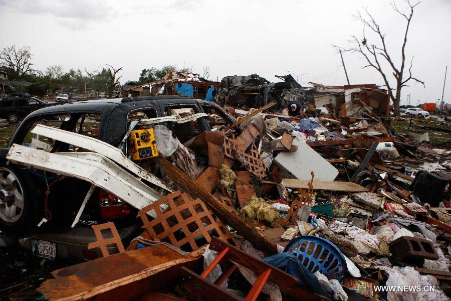 Cliché pris le 21 mai 2013, montrant une vue apocalyptique de la ville de Moore dans l'Oklahoma, qui a été ravagée la veille par une puissante tornade. (Xinhua/Song Qiong)