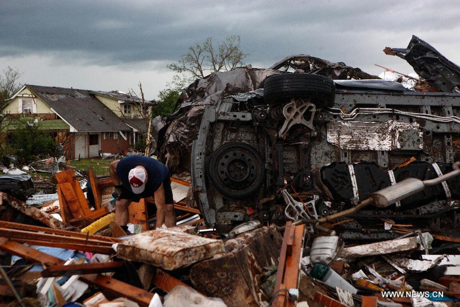 Cliché pris le 21 mai 2013, montrant une vue apocalyptique de la ville de Moore dans l'Oklahoma, qui a été ravagée la veille par une puissante tornade. (Xinhua/Song Qiong)