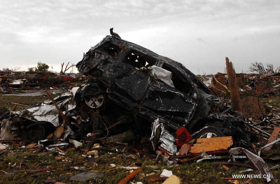 Cliché pris le 21 mai 2013, montrant une vue apocalyptique de la ville de Moore dans l'Oklahoma, qui a été ravagée la veille par une puissante tornade. (Xinhua/Song Qiong)