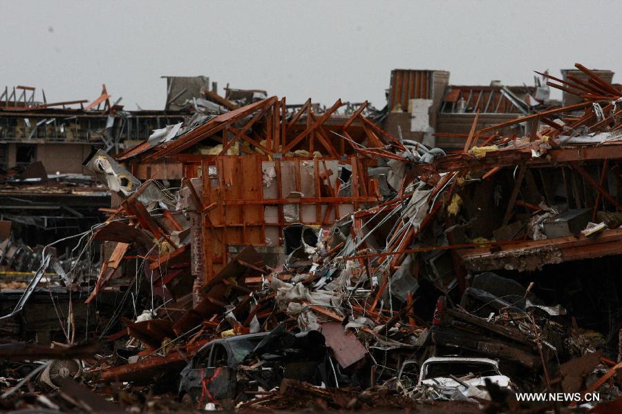 Cliché pris le 21 mai 2013, montrant une vue apocalyptique de la ville de Moore dans l'Oklahoma, qui a été ravagée la veille par une puissante tornade. (Xinhua/Song Qiong)