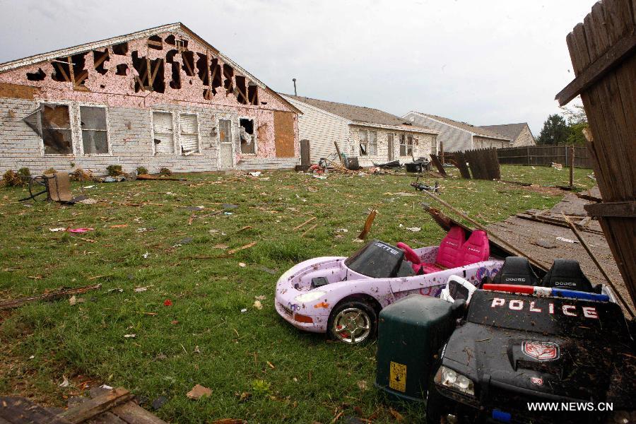 Le 21 mai 2013, des jouets abandonnés sont visibles à côté des maisons détruites à Moore, une ville d'Oklahoma ravagée la veille par une puissante tornade. (Xinhua/Song Qiong)