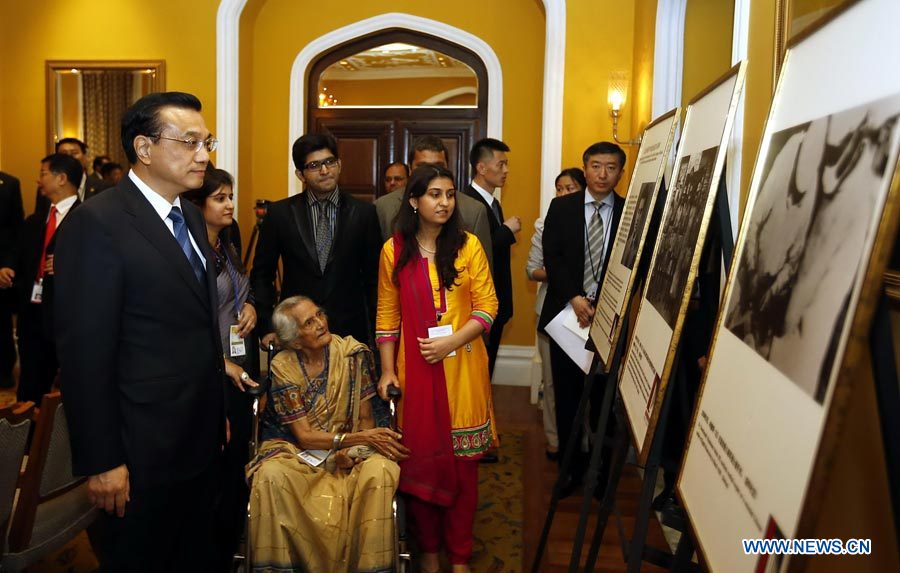 Le Premier ministre chinois Li Keqiang, en visite en Inde, a appelé mardi à davantage d'efforts pour promouvoir l'amitié historique sino-indienne, en rendant hommage à un médecin indien décédé en Chine alors qu'il traitait les troupes chinoises il y a plus de 70 ans.