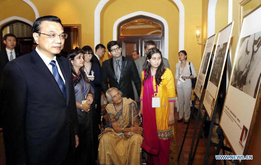 Le Premier ministre chinois Li Keqiang, en visite en Inde, a appelé mardi à davantage d'efforts pour promouvoir l'amitié historique sino-indienne, en rendant hommage à un médecin indien décédé en Chine alors qu'il traitait les troupes chinoises il y a plus de 70 ans.