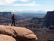 Un Canadien parcourt le monde en monocycle