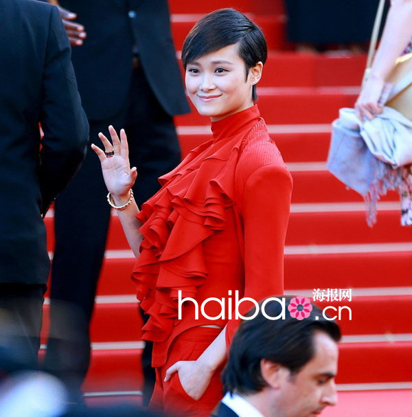 Li Yuchun en rouge passion monte les marches à Cannes (13)