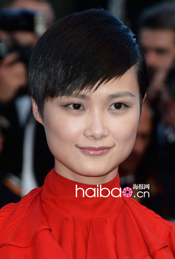 Li Yuchun en rouge passion monte les marches à Cannes (8)