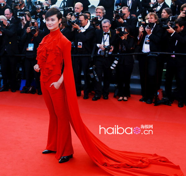 Li Yuchun en rouge passion monte les marches à Cannes (3)