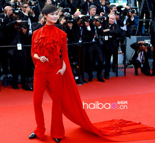 Li Yuchun en rouge passion monte les marches à Cannes (2)