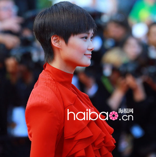 Li Yuchun en rouge passion monte les marches à Cannes (6)