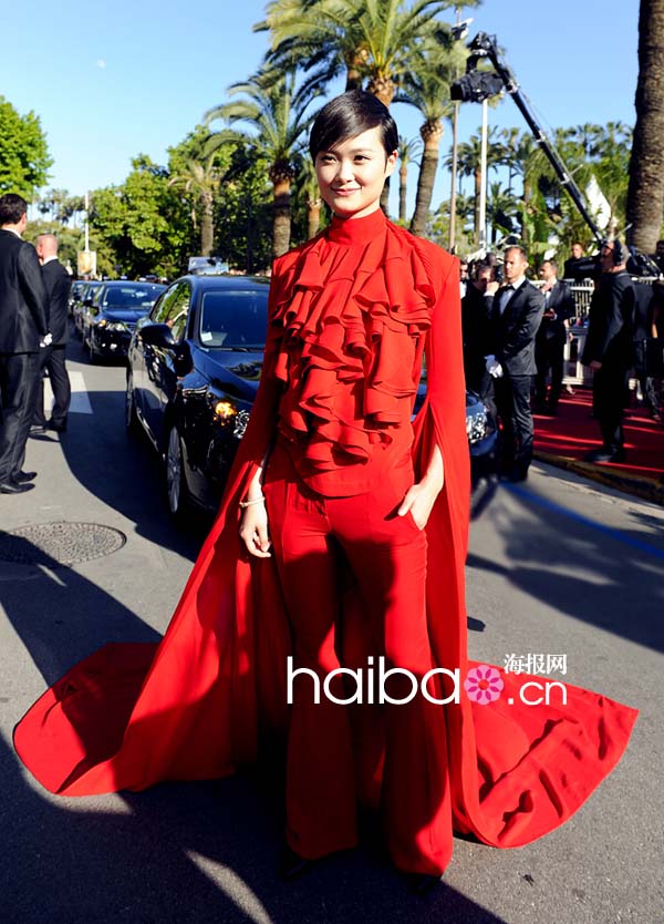 Li Yuchun en rouge passion monte les marches à Cannes (12)