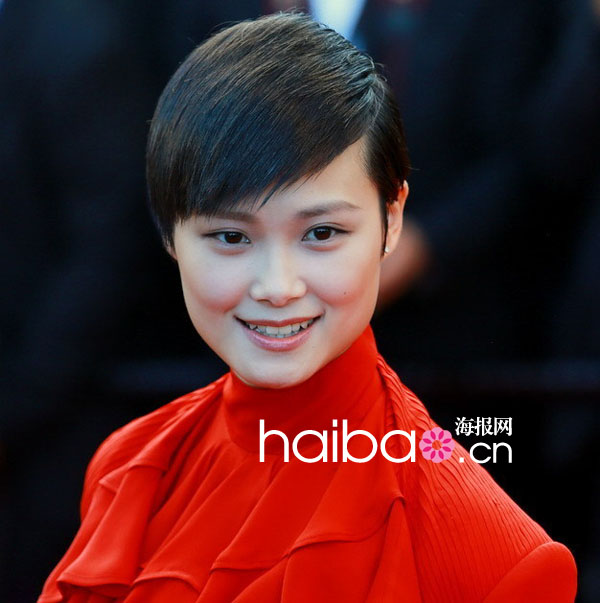 Li Yuchun en rouge passion monte les marches à Cannes (10)
