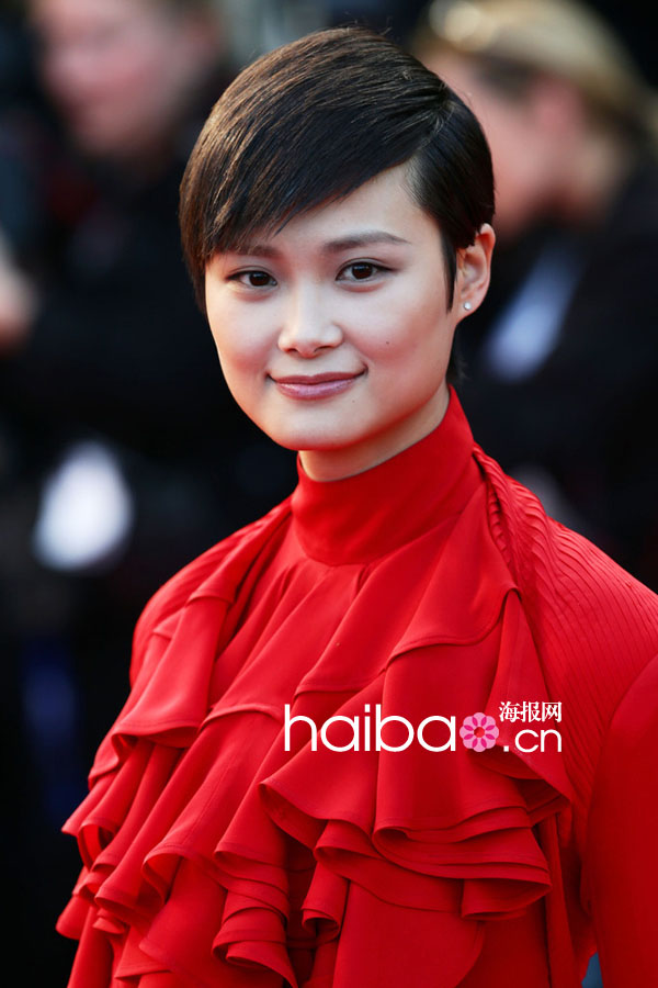 Li Yuchun en rouge passion monte les marches à Cannes (9)
