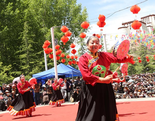Des Tibétaines excécutent la fameuse danse traditionnelle du Ralpa, pour célébrer le 62e anniversaire de la libération pacifique du Tibet à Lhassa, la région autonome du Tibet, le 22 mai 2013. Le 23 mai 1951, des représentants du gouvernement central et de l'ancien gouvernement local du Tibet ont signé un accord de 17 articles à Beijing, marquant la libération pacifique de la région. [Photo : Da Chiong/Asianewsphoto]