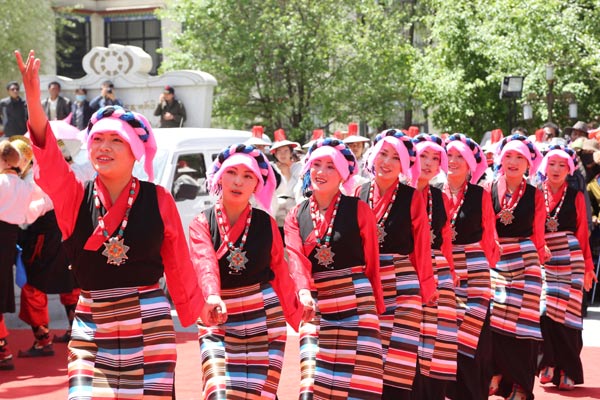 Les résidents du comté de Nyemo célébrent le 62e anniversaire de la libération pacifique du Tibet à Lhassa, la région autonome du Tibet, le 22 mai 2013. Le 23 mai 1951, des représentants du gouvernement central et de l'ancien gouvernement local du Tibet ont signé un accord de 17 articles à Beijing, marquant la libération pacifique de la région. [Photo : Da Chiong/Asianewsphoto]