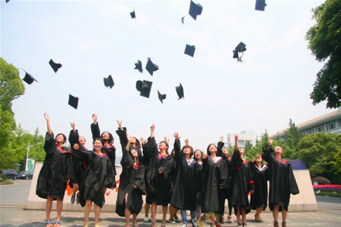 Le 22 mai 2013, des étudiants de l’Université ZAFU, se retrouvent pour une photo souvenir après la remise de leurs diplômes dans la ville de Lin'an, la province du Zhejiang, le 22 mai 2013. La Chine devrait voir cette année le nombre record de 6,99 millions de diplômés universitaires. [Photo: Chen Wei Sheng/Asianewsphoto]