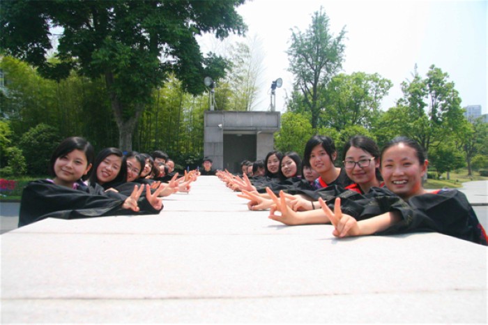 Le 22 mai 2013, des étudiants de l’Université ZAFU, se retrouvent pour une photo souvenir après la remise de leurs diplômes dans la ville de Lin'an, la province du Zhejiang, le 22 mai 2013. La Chine devrait voir cette année le nombre record de 6,99 millions de diplômés universitaires. [Photo: Chen Wei Sheng/Asianewsphoto]