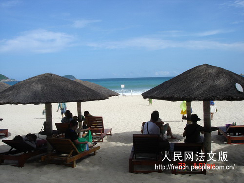 La Baie de Yalong : une plage tropicale idéale pour les vacances 
