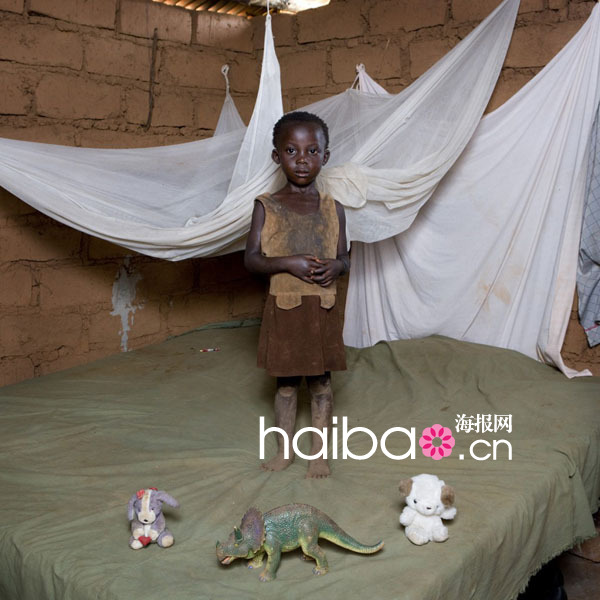 Les enfants et leurs jouets par le photographe Gabriel Galimberti (38)