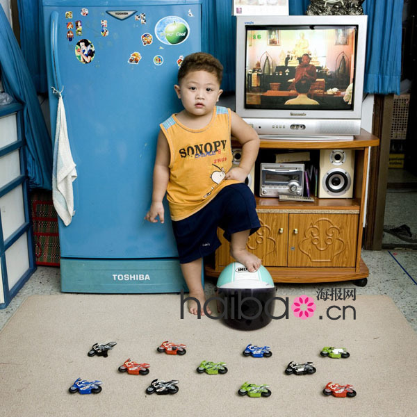 Les enfants et leurs jouets par le photographe Gabriel Galimberti (35)