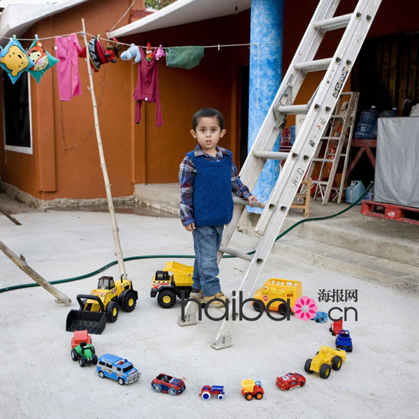 Les enfants et leurs jouets par le photographe Gabriel Galimberti (27)