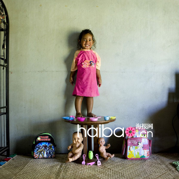 Les enfants et leurs jouets par le photographe Gabriel Galimberti (26)