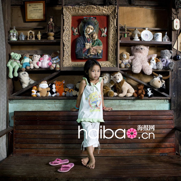 Les enfants et leurs jouets par le photographe Gabriel Galimberti (20)