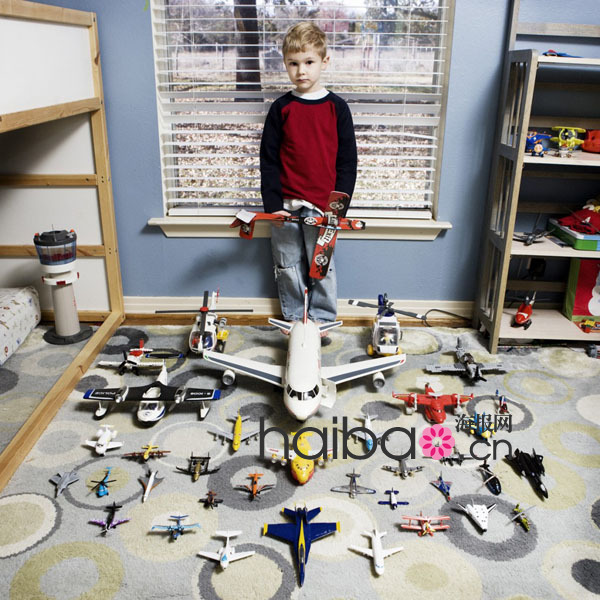 Les enfants et leurs jouets par le photographe Gabriel Galimberti (13)