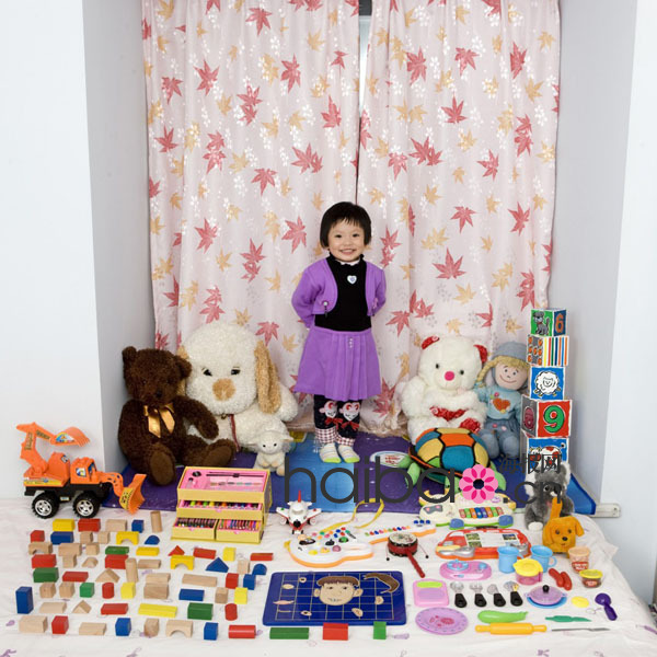 Les enfants et leurs jouets par le photographe Gabriel Galimberti (15)