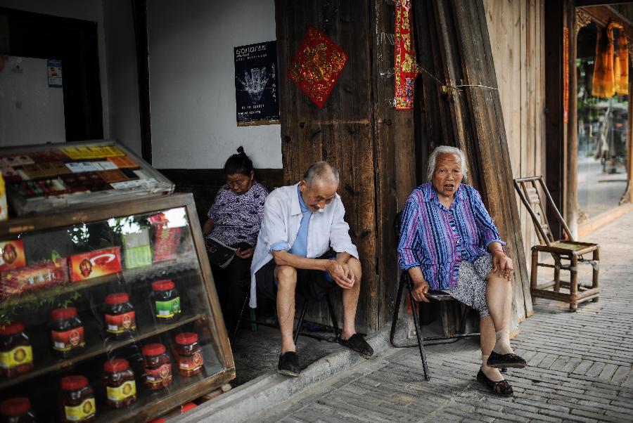 Des habitants âgés discutent dans une boutique d'Anren, une ville ancienne du Comté de Dayi, à Chengdu, capitale de la Province du Sichuan, dans le Sud-ouest de la Chine, le 23 mai 2013.