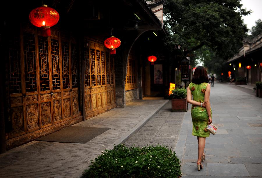 Une femme se promène dans une rue d'Anren, une ville ancienne du Comté de Dayi, à Chengdu, capitale de la Province du Sichuan, dans le Sud-ouest de la Chine, le 23 mai 2013.