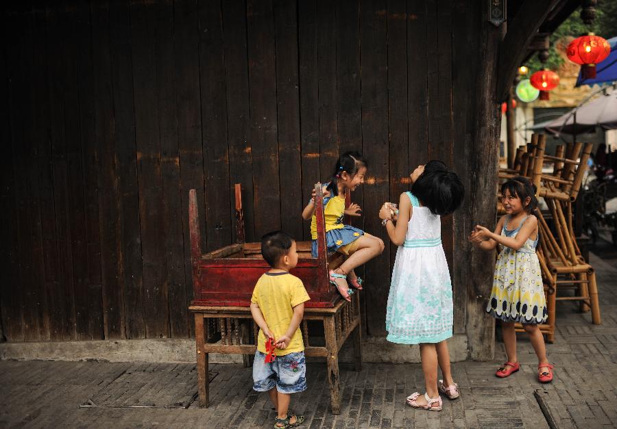 Des enfants jouent à Anren, une ville ancienne du Comté de Dayi, à Chengdu, capitale de la Province du Sichuan, dans le Sud-ouest de la Chine, le 23 mai 2013.