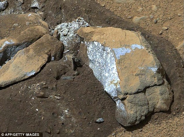 Les photos prises par la caméra panoramique du robot Curiosity de la NASA (MastCam) montrent les couleurs intérieures intéressantes des roches. Le dernier objectif des scientifiques est d'envoyer le robot vers un sommet d'une hauteur de 5 000 mètres, constitué de couches de sédiments, qui se trouve au fond du cratère Gale. (Texte et compilation Liu Xing)