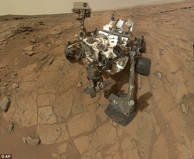 Après avoir résolu des problèmes informatiques, le robot Curiosity à six roues a commencé à mener des expériences scientifiques. Dans la poudre de roches sédimentaires anciennes, les scientifiques ont identifié du soufre, de l'azote, de l'hydrogène, de l'oxygène, du phosphore et du carbone, qui sont tous des composants chimiques essentiels nécessaires à la vie.