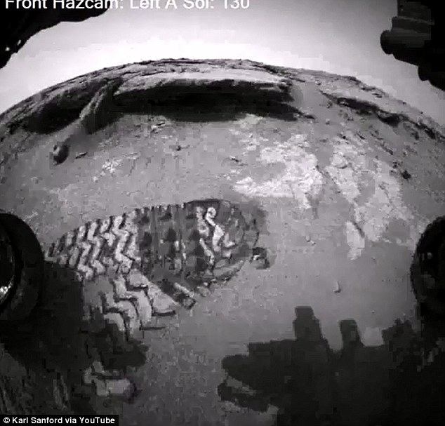 La semaine dernière, utilisant son propre bras mécanique, le robot Curiosity a recueilli des échantillons de poudre de rocher sur la zone dite « Cumberland ». Les échantillons sont en cours d'analyse dans le laboratoire embarqué par le robot. Photo : l'empreinte du robot. Sur cette photo, on peut voir clairement les marques de pneus du robot Curiosity.